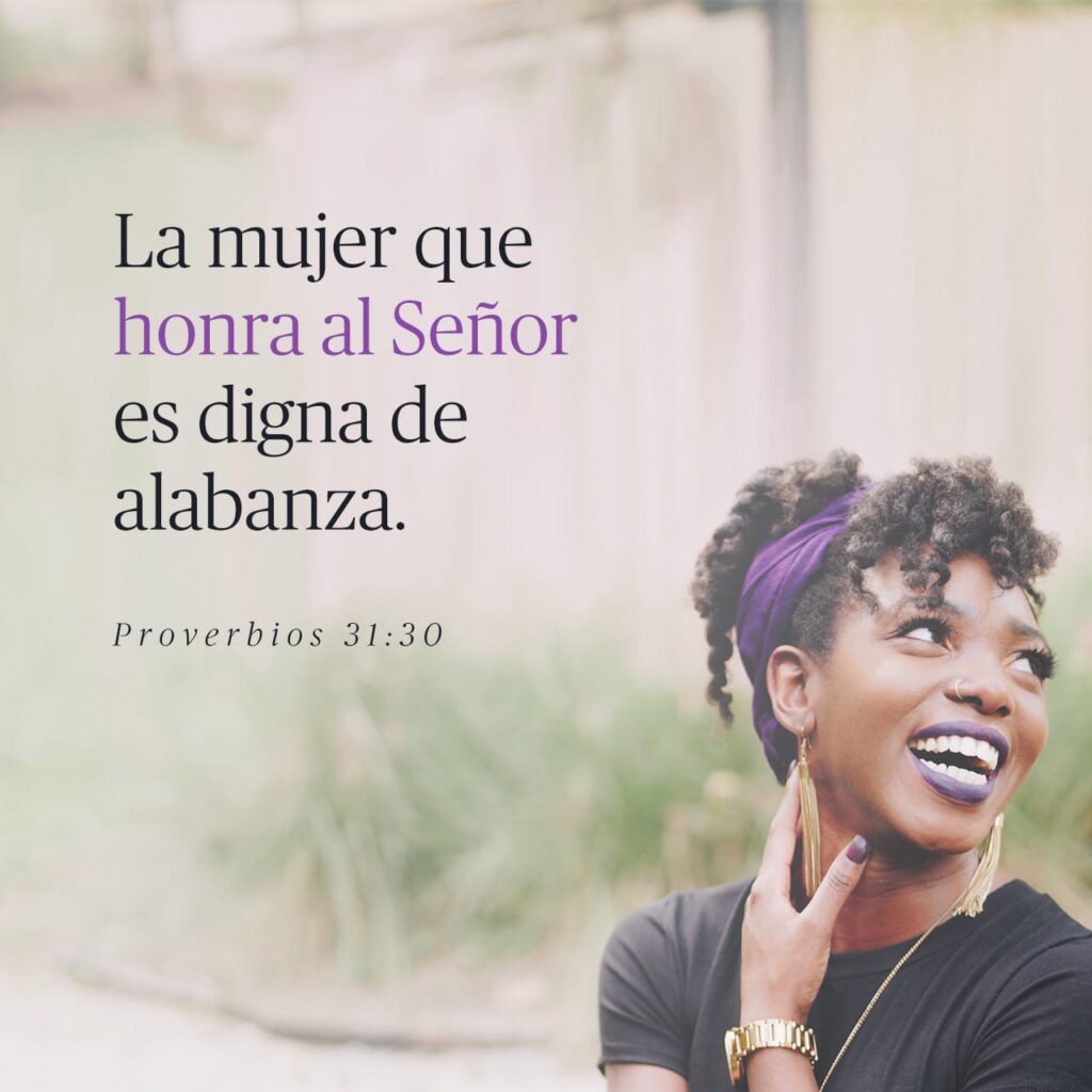 Mujer riendo feliz, dichosa y piadosa conforme a Proverbios 31:30