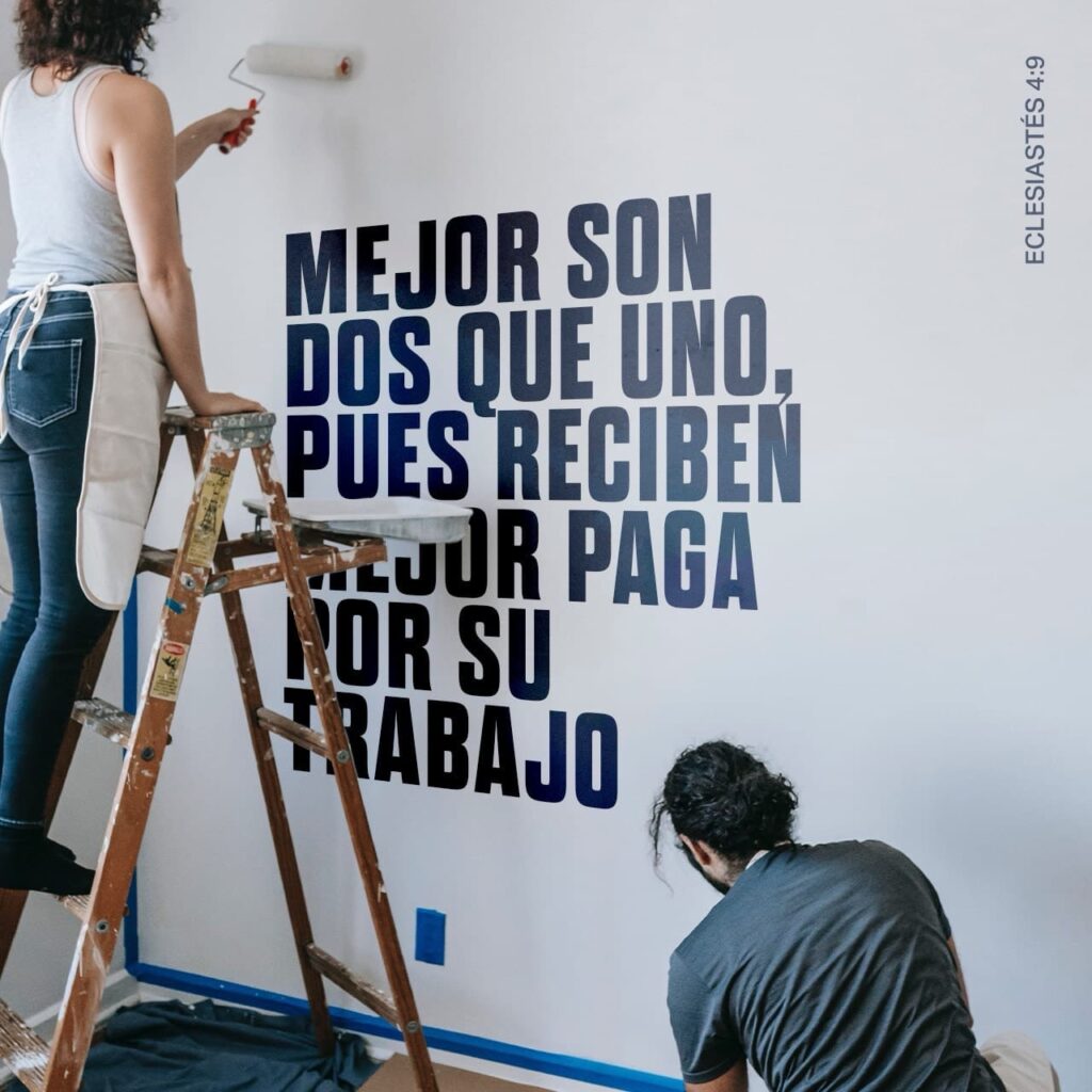 Un hombre y una mujer pintando juntos una pared, con el texto de Eclesiastés 4:9