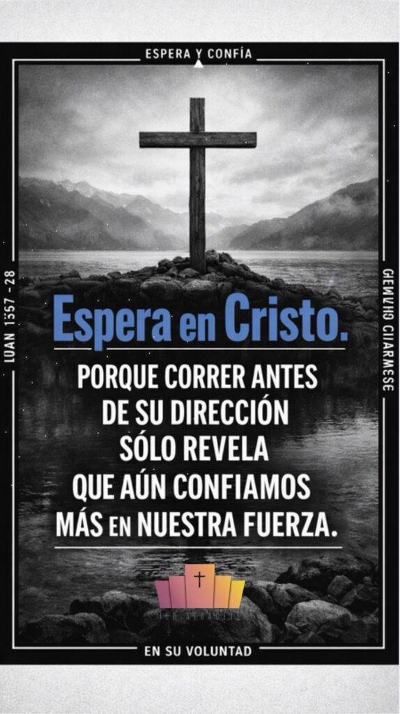 Fotografía simbólica en blanco y negro de una cruz de madera sobre rocas junto a un lago, con montañas y cielo nublado al fondo. La imagen está contenida dentro de un marco geométrico negro de alto contraste. En el centro, tipografía sans serif moderna y dominante: “Espera en Cristo” en color azul, seguida de texto en blanco: “Porque correr antes de su dirección sólo revela que aún confiamos más en nuestra fuerza”. En los laterales del marco aparecen textos verticales con la referencia bíblica “Juan 13:37–38” y la atribución “Oswald Chambers”. Fondo exterior limpio y claro, con amplio espacio lateral para recorte sin afectar la legibilidad del mensaje.