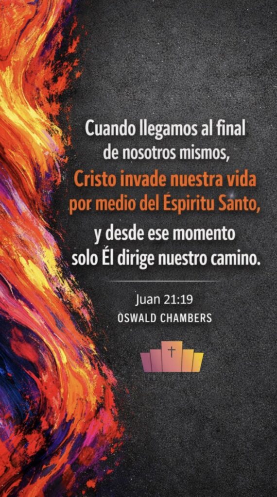 Imagen editorial vertical con tipografía protagonista en el centro. Fondo dividido: superficie oscura y texturizada a la derecha y una intervención abstracta cromática fluida en tonos cálidos a la izquierda. Texto bíblico en tipografía sans serif clara, con acentos de color naranja, y referencia “Juan 21:19 – Oswald Chambers” en menor jerarquía visual.