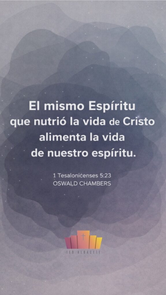 Imagen vertical con fondo abstracto en tonos gris, azul y violeta suaves, de formas orgánicas superpuestas. En el centro, texto blanco de igual tamaño en todas las líneas que dice: “El mismo Espíritu que nutrió la vida de Cristo alimenta la vida de nuestro espíritu.” Debajo, en menor jerarquía pero mismo tamaño tipográfico, aparece “1 Tesalonicenses 5:23” y “Oswald Chambers”. Composición centrada, con amplio espacio negativo en los laterales y estética editorial sobria y minimalista.