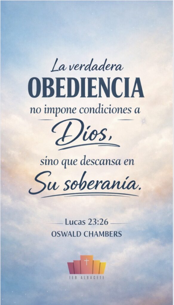 Composición tipográfica editorial vertical con fondo etéreo de cielo suave en tonos azules y crema. En el centro, el texto “La verdadera obediencia no impone condiciones a Dios, sino que descansa en Su soberanía” aparece con tipografía clara y dominante, combinando letra serif en mayúsculas para “OBEDIENCIA” y estilo manuscrito para “Dios” y “Su soberanía”, subrayadas con trazos finos. En la parte inferior se lee “Lucas 23:26” y “Oswald Chambers”. Diseño sereno, equilibrado y con amplio espacio negativo en los laterales.
