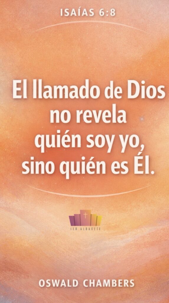 Imagen devocional vertical con fondo abstracto en tonos cálidos y degradados suaves. En el centro, texto grande y claro que dice: “El llamado de Dios no revela quién soy yo, sino quién es Él”. En la parte superior aparece “Isaías 6:8” y en la inferior “Oswald Chambers”, todo con diseño limpio, centrado y sin elementos figurativos.