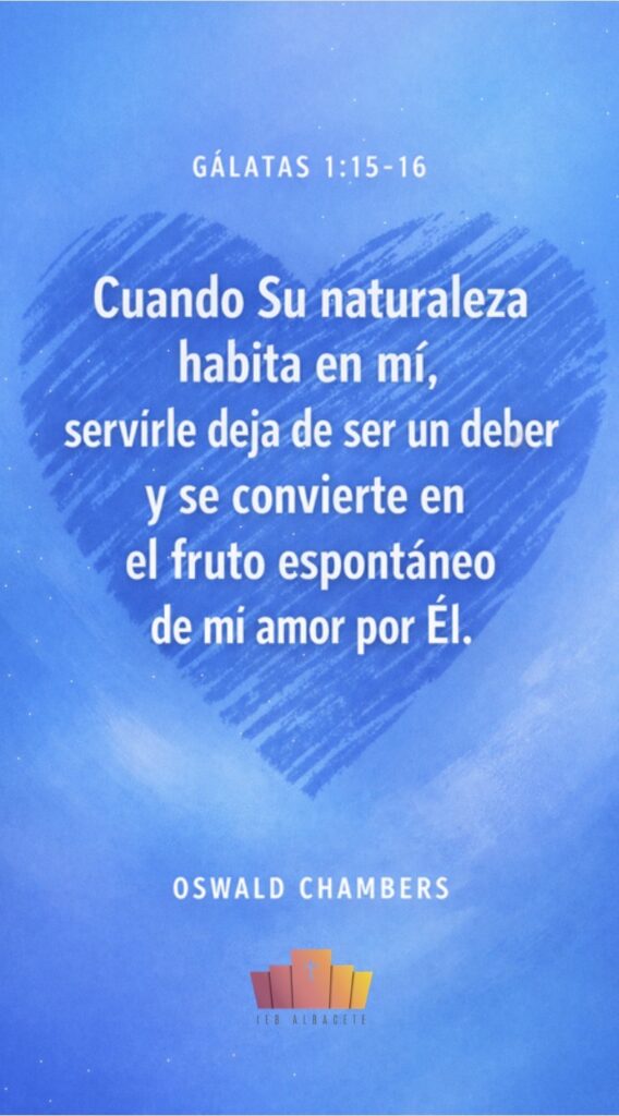 Imagen devocional editorial vertical en tonos azules con fondo abstracto suave. En el centro aparece un corazón grande dibujado con trazos de pincel gruesos e inclinados, de textura visible, que sirve de soporte visual al texto. Sobre el corazón, tipografía sans serif blanca, centrada y dominante, con la frase: “Cuando Su naturaleza habita en mí, servirle deja de ser un deber y se convierte en el fruto espontáneo de mi amor por Él.” En la parte superior se lee “Gálatas 1:15–16” y en la parte inferior “Oswald Chambers”, ambos en menor tamaño y alineación central. Estética limpia, emocional y contemplativa.